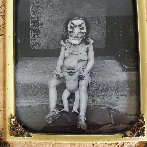 NEW 15" HALLOWEEN CREEPY WITCH GIRL HOLDING DOLL SCARY FRAME EASEL BACK ODDITY - Picture 10 of 11